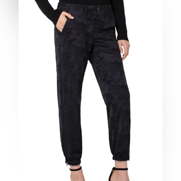 Liverpool Harleigh Crop Utility Pant In Black Camo - Picture 2 of 7